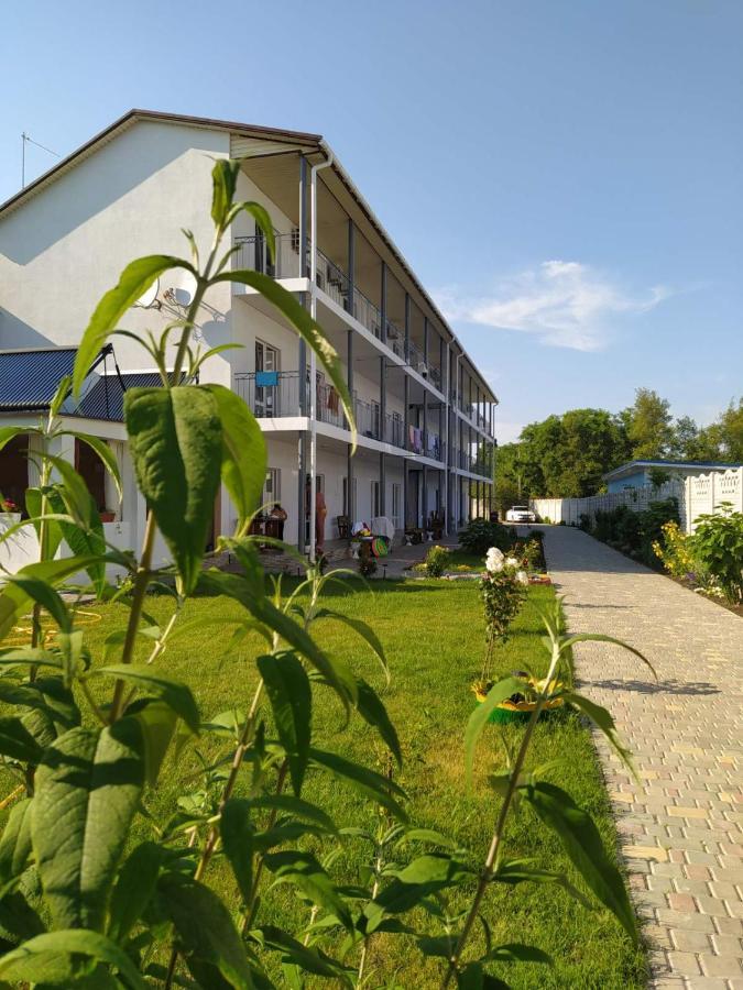 Balcony Hotel Zaliznyi Port Buitenkant foto