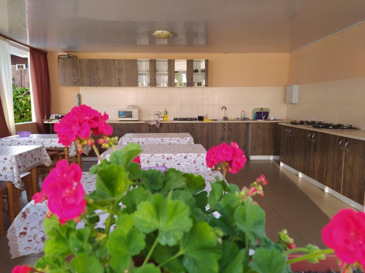 Balcony Hotel Zaliznyi Port Buitenkant foto