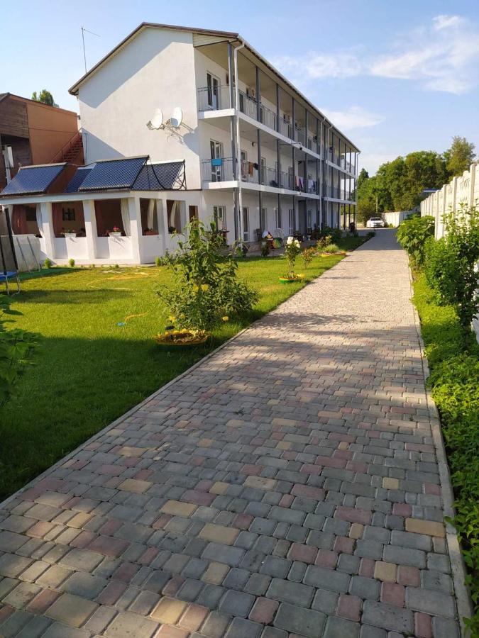 Balcony Hotel Zaliznyi Port Buitenkant foto
