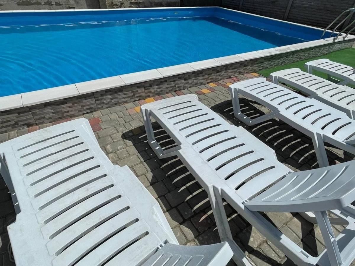 Balcony Hotel Zaliznyi Port Buitenkant foto