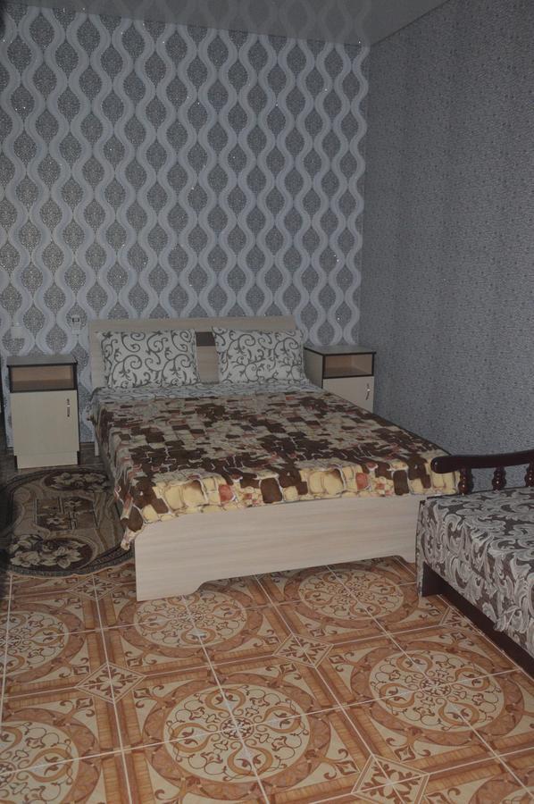 Balcony Hotel Zaliznyi Port Buitenkant foto