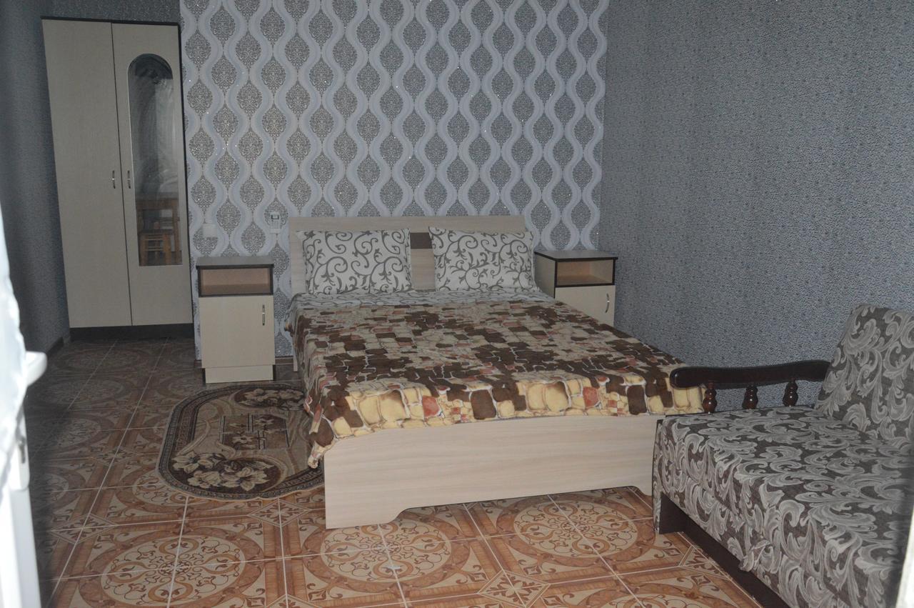 Balcony Hotel Zaliznyi Port Buitenkant foto