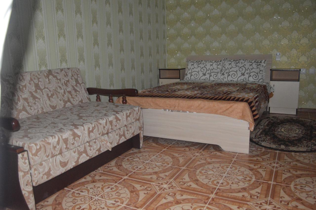 Balcony Hotel Zaliznyi Port Buitenkant foto