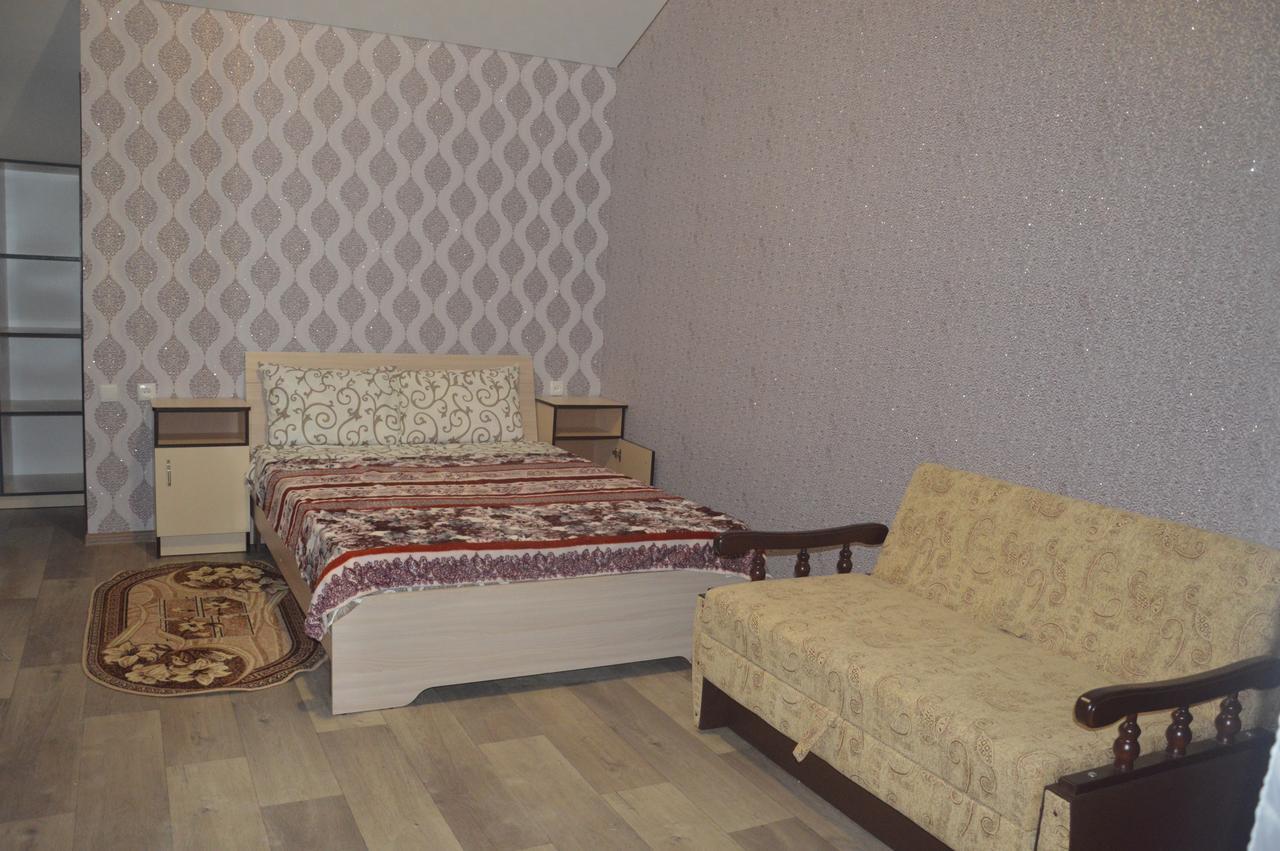 Balcony Hotel Zaliznyi Port Buitenkant foto