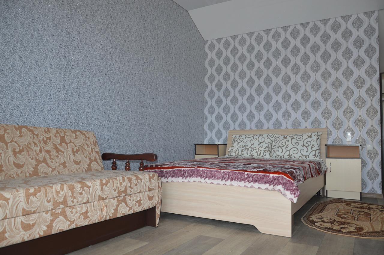 Balcony Hotel Zaliznyi Port Buitenkant foto