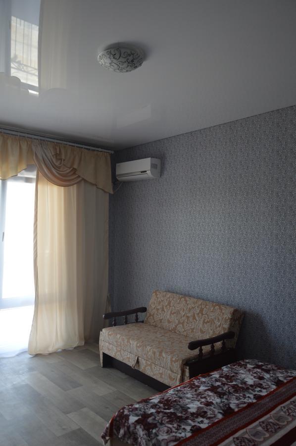 Balcony Hotel Zaliznyi Port Buitenkant foto