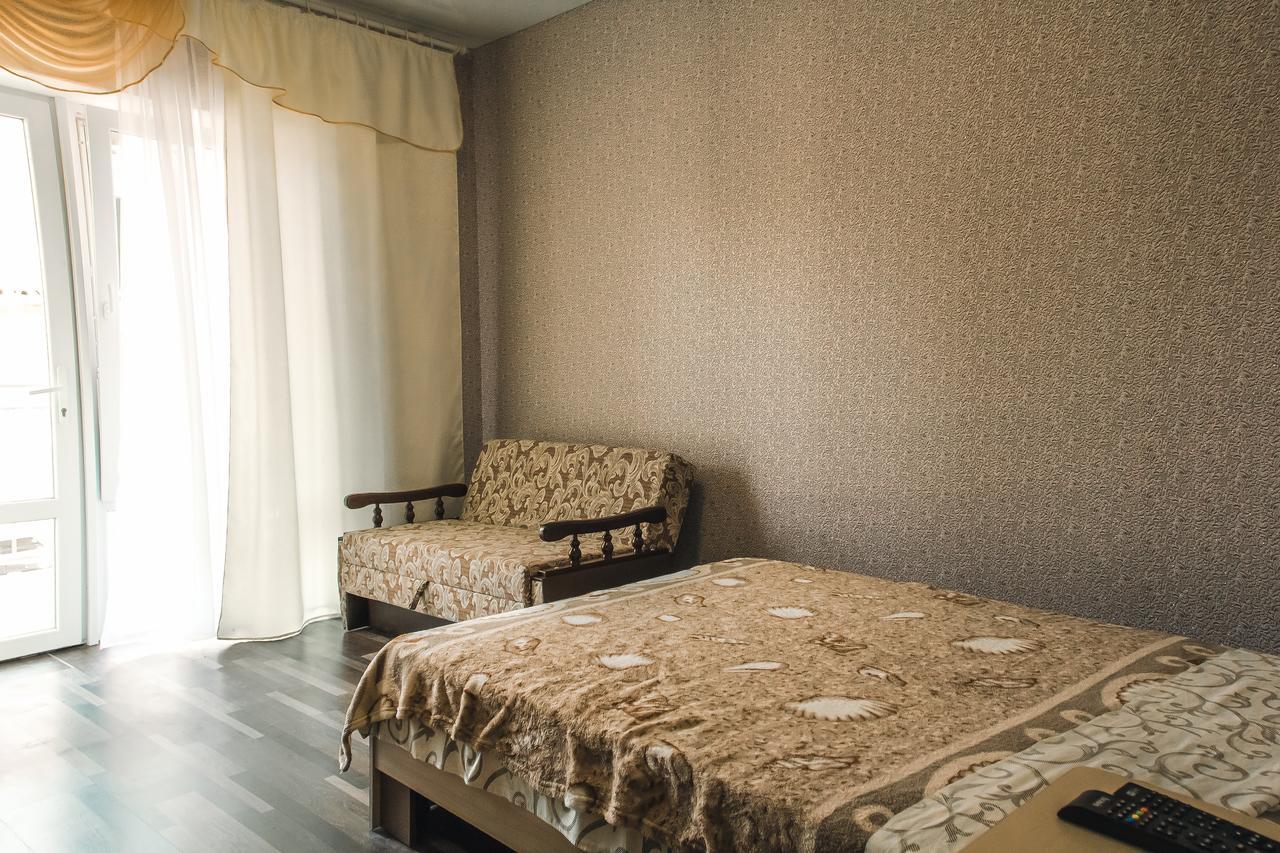 Balcony Hotel Zaliznyi Port Buitenkant foto