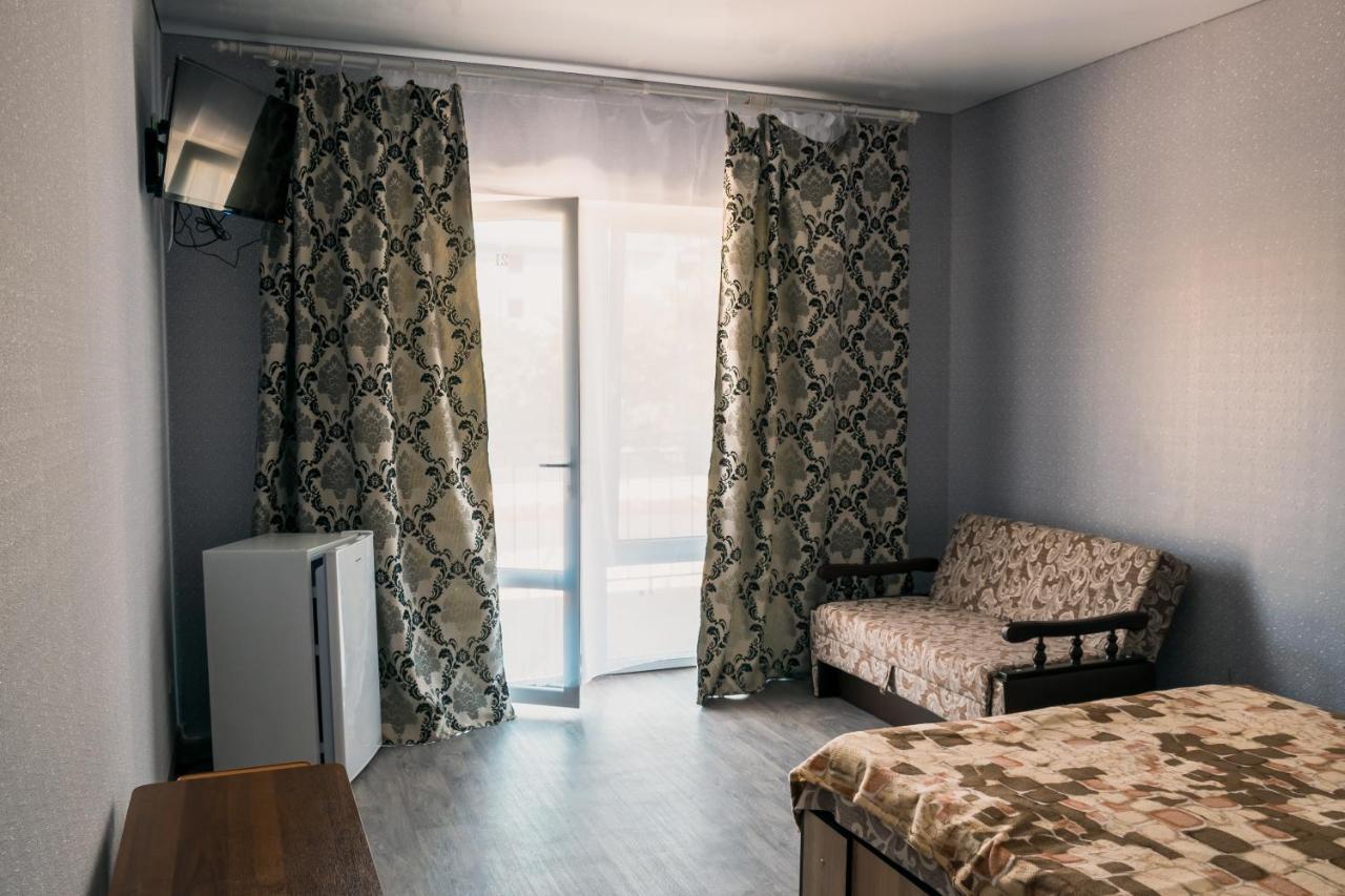 Balcony Hotel Zaliznyi Port Buitenkant foto