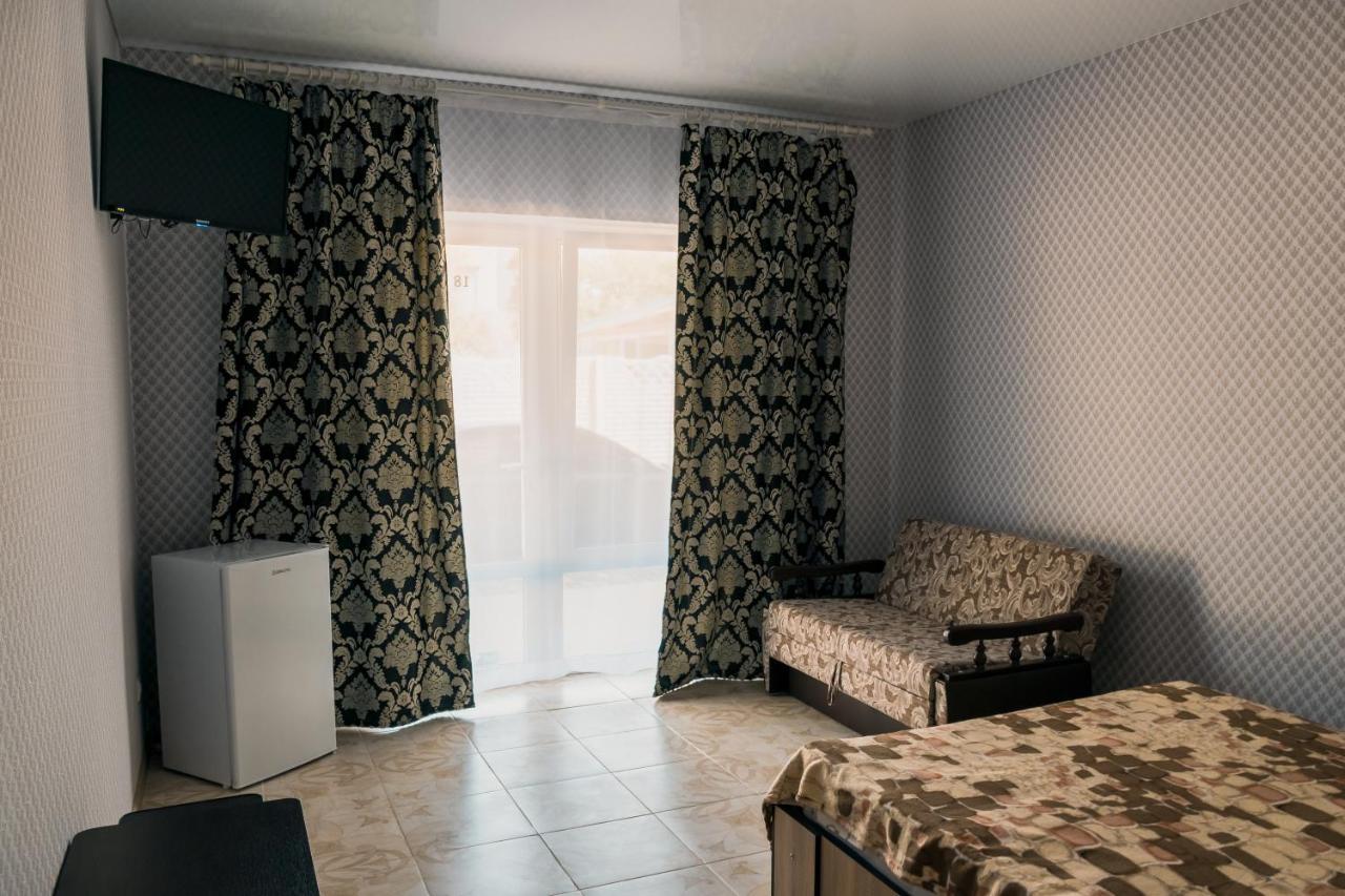 Balcony Hotel Zaliznyi Port Buitenkant foto