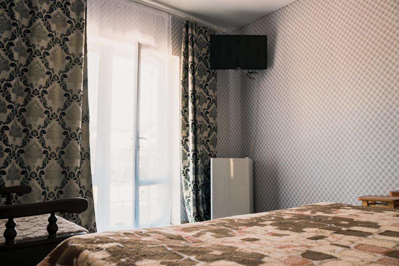 Balcony Hotel Zaliznyi Port Buitenkant foto