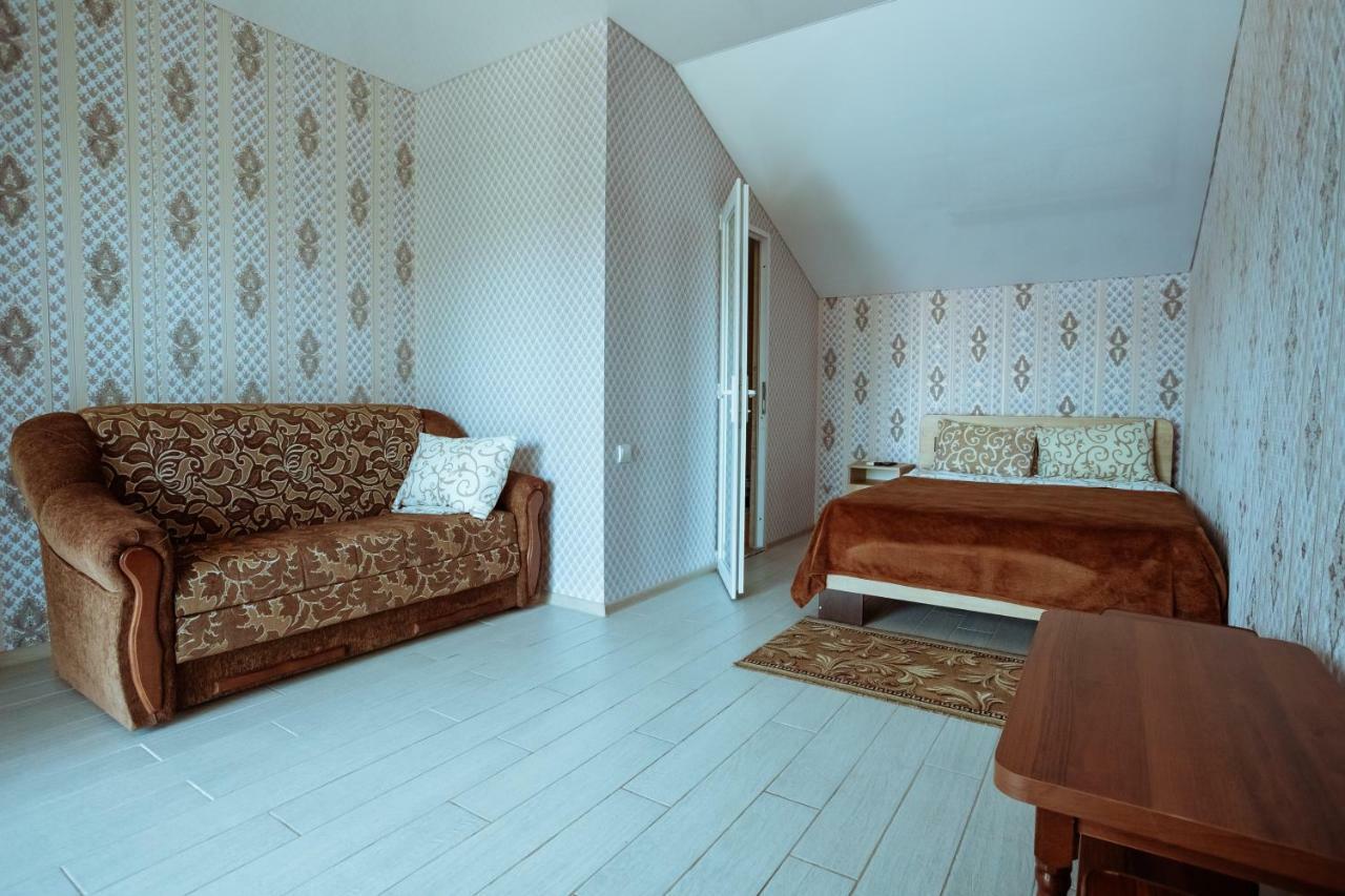 Balcony Hotel Zaliznyi Port Buitenkant foto