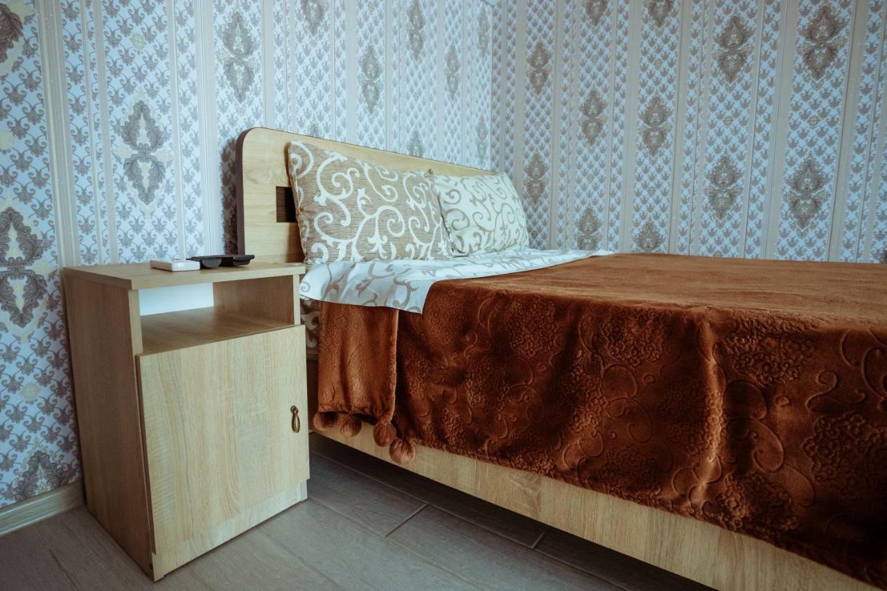 Balcony Hotel Zaliznyi Port Buitenkant foto